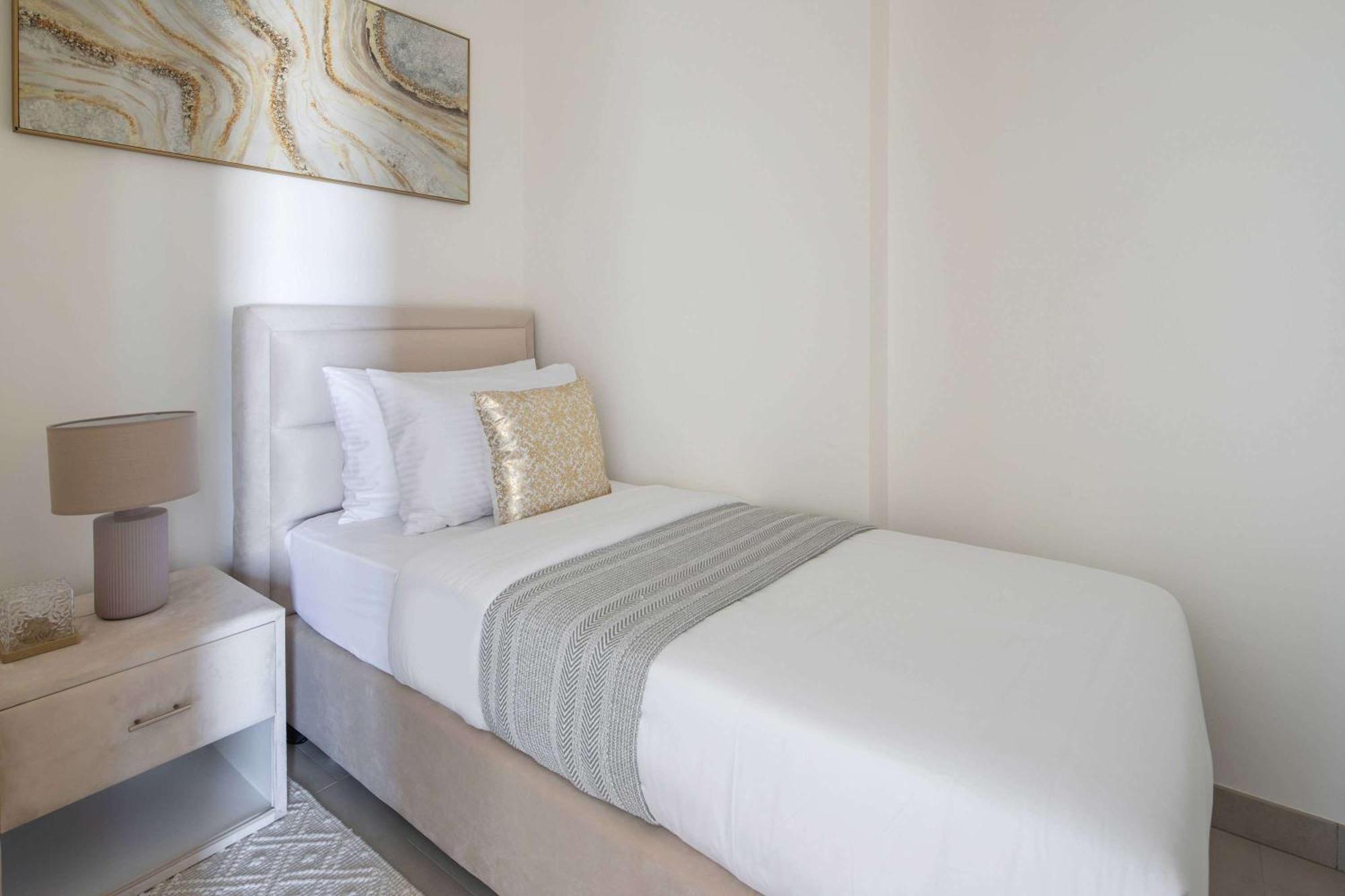 Frank Porter - Sobha Waves 1 Apartment Dubai